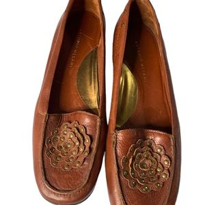 Antonio Melani Size 7.5 Brown Leather Loafer Flats with Flower on Toes